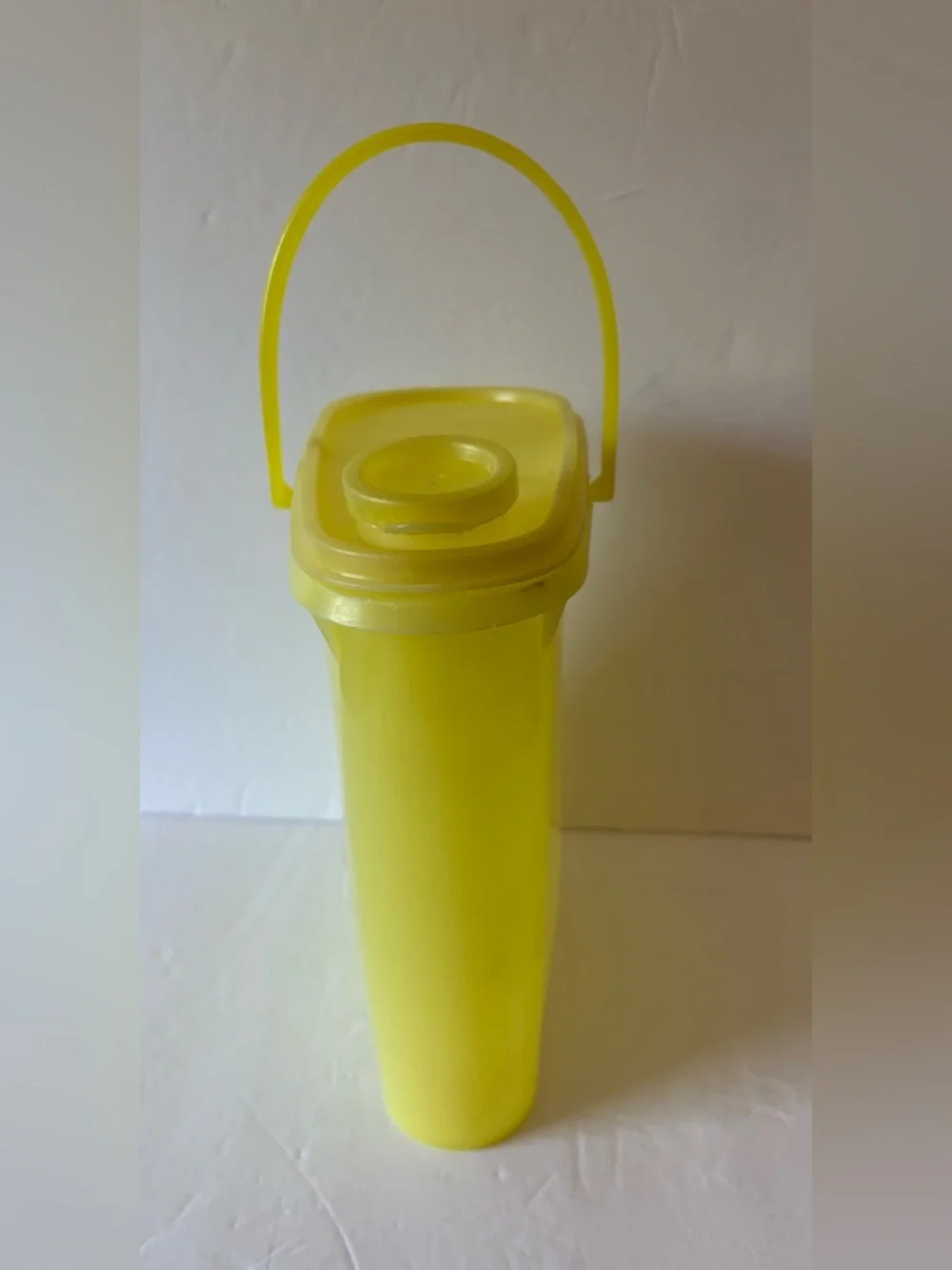 Tupperware Vintage Beverage Buddy With Handle 2 QT Yellow 587-1
